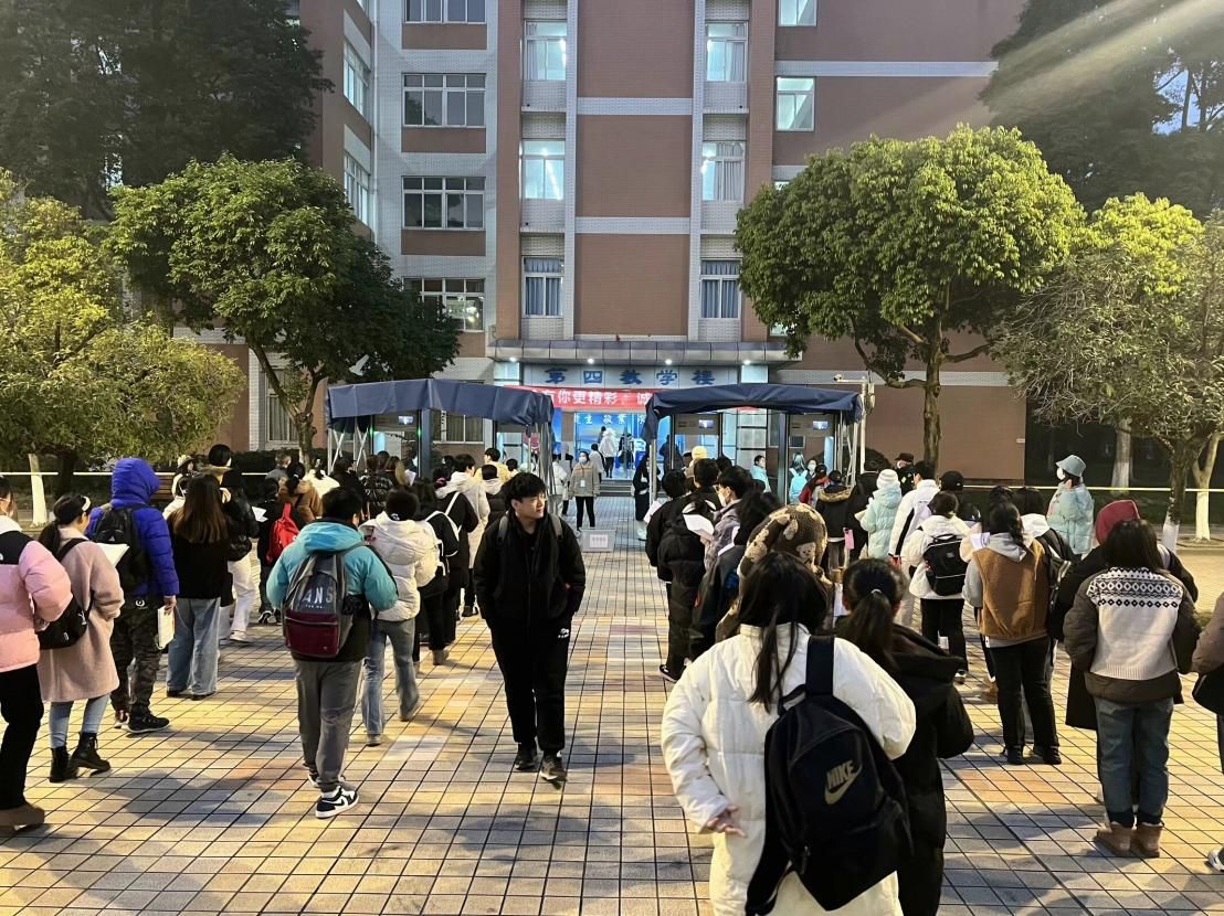 考生进入考场前等待安检 考生进入考场前等待安检